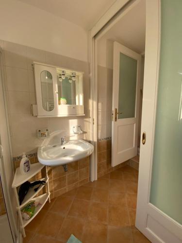 bagno con lavandino e specchio di Civico 11 Holiday Home a Collepasso