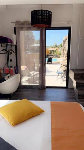 - une chambre avec un lit et une vue sur une terrasse dans l'établissement Bel appartement dans Villa avec piscine en Corse du Sud, à Grossa