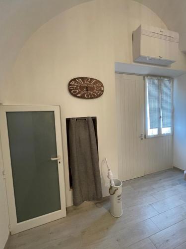 een kamer met een deur en een vuilnisbak bij Unda Maris in Cisternino