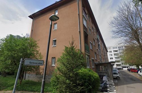 un panneau de rue devant un bâtiment dans l'établissement Spacious Apartment - green & peaceful, à Ljubljana