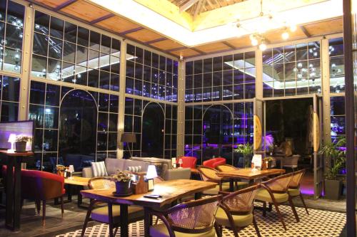 Restaurace v ubytování Kasauli Hills Resort
