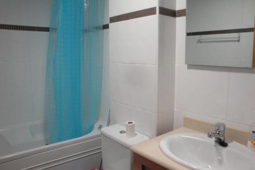 een badkamer met een wastafel, een toilet en een douche bij MEDDAYS APARTAMENTO AZUL in Miami Platja