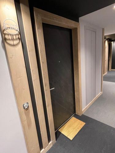 une porte coulissante en verre. dans l'établissement GESPERE LE STELLA, aux Gets