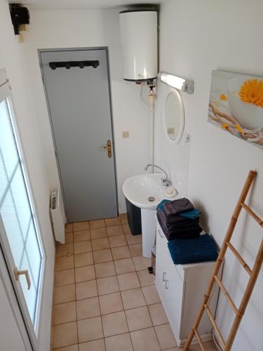 une petite salle de bain avec un lavabo et des toilettes dans l'établissement Les Rosiers, à Challans