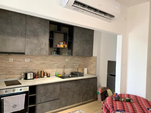 A cozinha ou cozinha compacta de Lanada Apartment Skopje