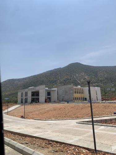 un gran edificio con una montaña en el fondo en Slimo, en Sidi Ifni