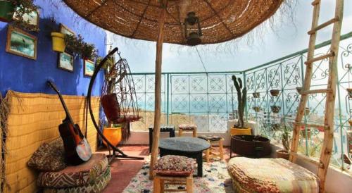 sala de estar con sombrilla y vistas al océano en Slimo, en Sidi Ifni