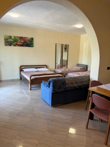 En eller flere senge i et værelse på Villa Elia