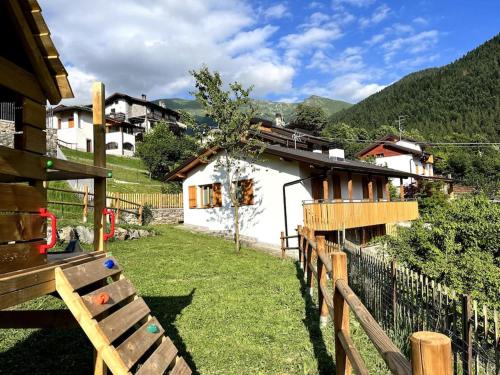 widok na dom z ogrodzeniem i ogródkiem w obiekcie Baitèl - Tra il cielo e le Alpi w mieście Gromo