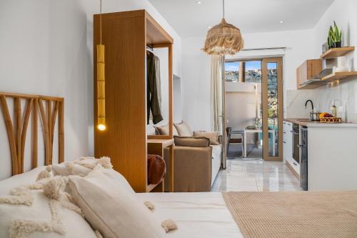 eine Küche und ein Wohnzimmer mit einem Bett in der Unterkunft LA MER Suite 2 in Matala