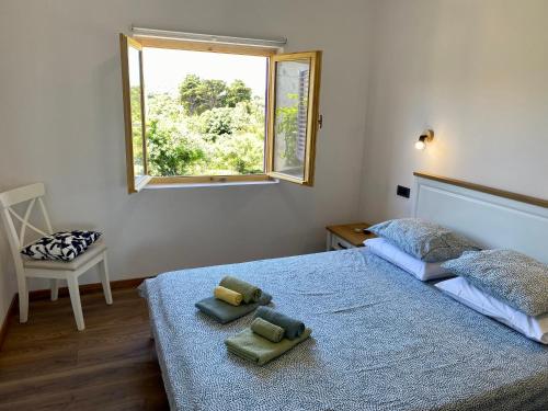 a bedroom with two twin beds with a window at La Casa di Nonno in Belej