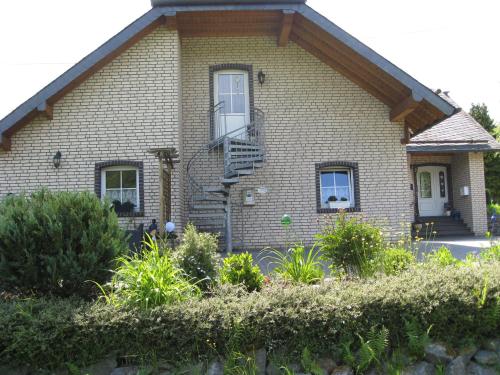 dom z brązowej cegły z wyjściem przeciwpożarowym w obiekcie Appartment Haus Müller w mieście Kelberg