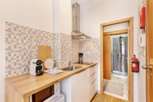 uma cozinha com um lavatório e uma bancada em HÔTELS &ASPA em Estoril
