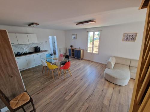 une cuisine et un salon avec une table et des chaises dans l'établissement Super emplacement duplex climatisé, à Mimizan