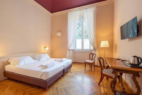 Cette chambre comprend un lit, un bureau et un ordinateur. dans l'établissement L'Antica Porta Boutique B&B, à Florence