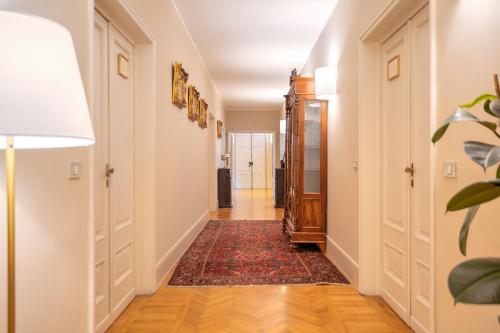 - un couloir d'une maison avec un tapis dans l'établissement L'Antica Porta Boutique B&B, à Florence