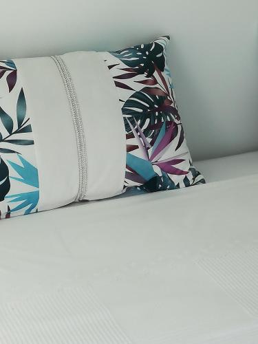 almohada sobre la cama en Aveiro Soul & Heart apartment, en Aveiro