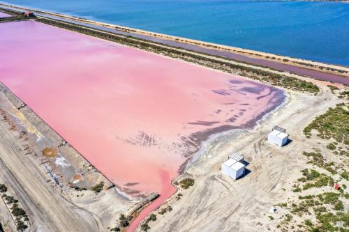 una vista aérea de un lago rosa en Cabane STELLA Aigues-Mortes, en Aigues-Mortes
