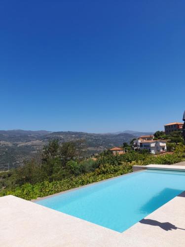 una piscina con vistas desde una casa en Casas do Monte, en Resende