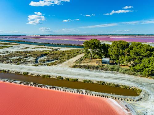 une vue aérienne sur l'eau rose d'une rivière dans l'établissement Cabane ELECTRE Aigues-Mortes, à Aigues-Mortes