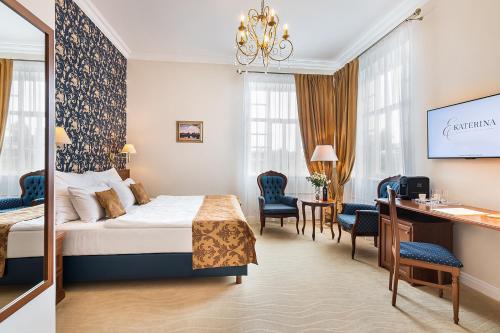 um quarto de hotel com uma cama e uma secretária em Hotel Katerina em Znojmo