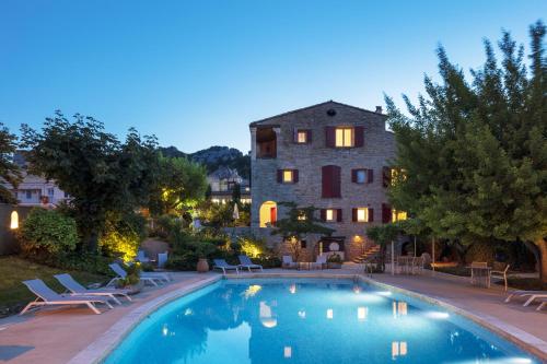 Villa con piscina frente a un edificio en Relais et Chateaux La Bonne Étape, en Château-Arnoux-Saint-Auban