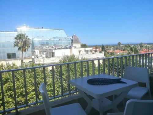 un patio avec une table et des chaises sur un balcon dans l'établissement Résidence l'Emilia, à Hyères