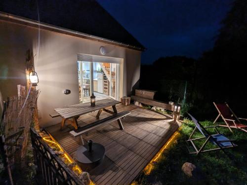 Zahrada ubytování Le Rocky Lodge Large cottage with wooden deck and private garden next to Fontainebleau Forest