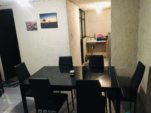 comedor con mesa y sillas en Alojamiento en Cholula, en Cholula