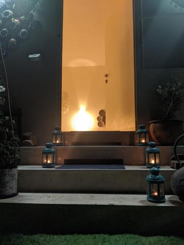 a lit up room with lights on the stairs at guest house אשראם בכרמל - אכסניה in Dāliyat el Karmil