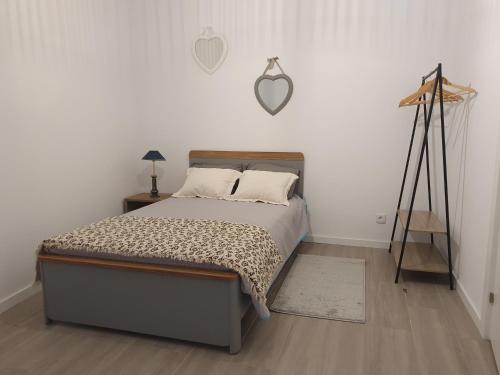een slaapkamer met een bed en een spiegel aan de muur bij Refúgio Na Parreira in Portel