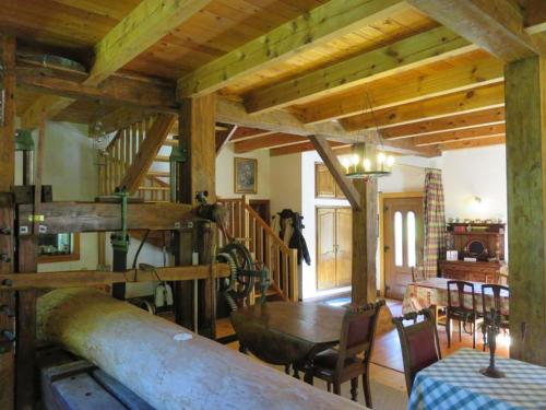 - un salon avec une table et un plafond en bois dans l'établissement La Scierie, à Lubine