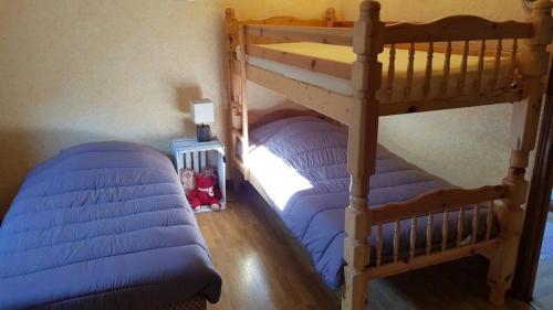 - une chambre avec 2 lits superposés et des draps violets dans l'établissement La Scierie, à Lubine