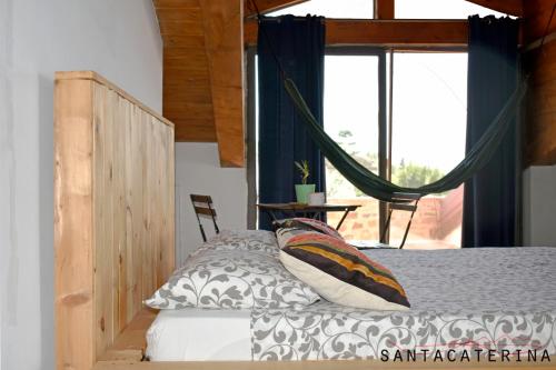 um quarto com uma cama e uma janela grande em Tenuta Santa Caterina em Agropoli