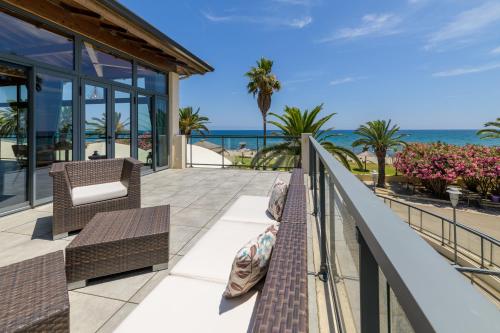 un balcón con bancos y el océano en el fondo en Hotel & Restaurant San Pellegrino, en Folelli