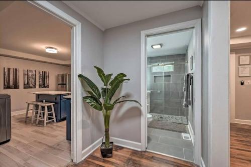 uma casa de banho com um chuveiro e um vaso de plantas em Entire bungalow hosted by Medina em Winston-Salem