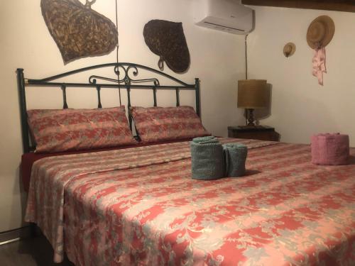 1 dormitorio con 1 cama con colcha roja en La casetta di Vany, en Nova Siri