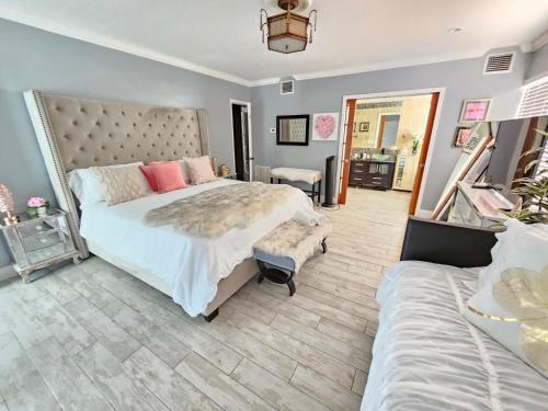 une chambre avec un grand lit et un canapé dans l'établissement Beachside Bliss Pool Retreat Half mile to Beach, à Hollywood