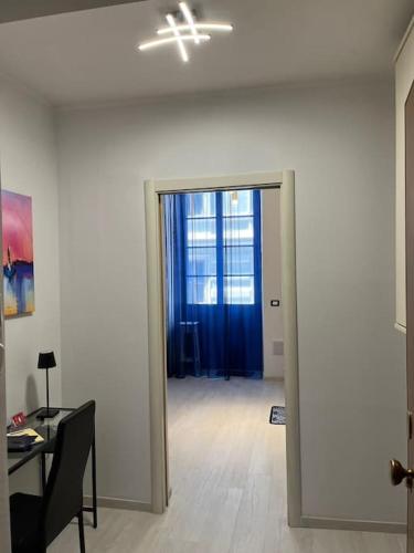 een kamer met een deur die uitkomt op een kamer met een tafel bij feelgood in Trieste