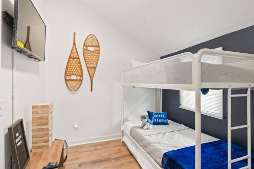 HoneoyeにあるThe Modern Forge @ Honeoye Lakeのベッドルーム1室(二段ベッド1組、青い毛布付)