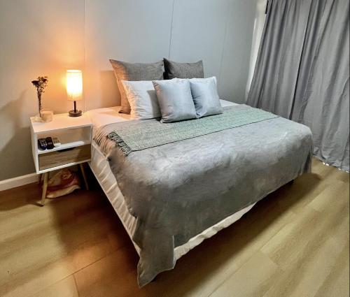 sypialnia z dużym łóżkiem z lampką w obiekcie Suites Bocas del Toro w mieście Carenero