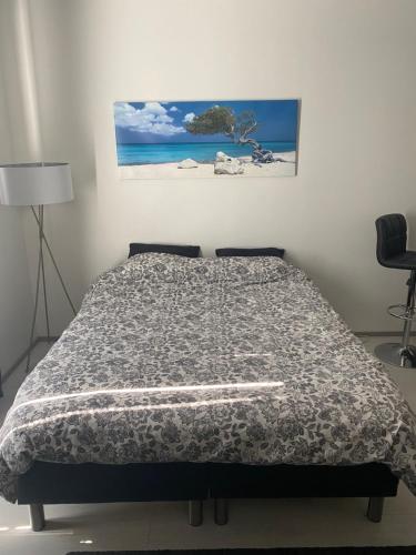 een slaapkamer met een bed met een deken erop bij Apartment Vito in Vantaa