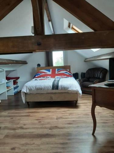 - une chambre avec un lit doté d'un oreiller en croix rouge dans l'établissement Maison proche gare et commodités, au Mans
