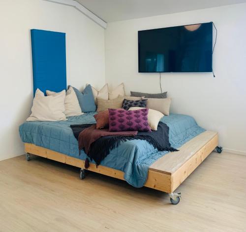 un letto in una stanza con media di Country guesthouse a Gadstrup