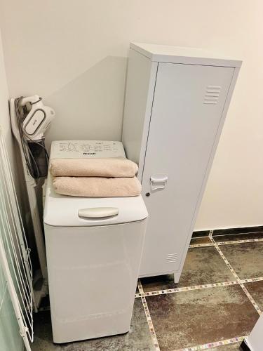 - des toilettes blanches avec 2 serviettes dans l'établissement Ravissant studio en plein centre de Marseille, à Marseille