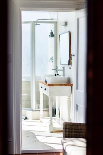 Bilik mandi di Carmichael House Boutique Hotel
