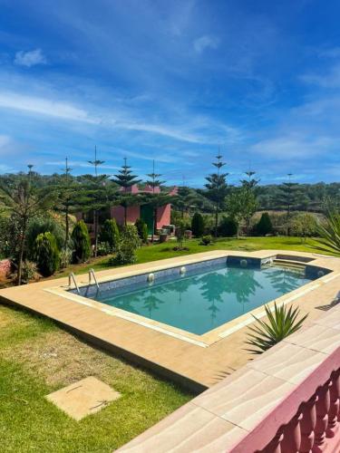 una piscina en un patio con terraza de madera en Nature's Private Paradise Villa, 