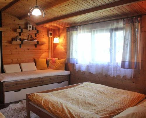 Postel nebo postele na pokoji v ubytování Chata pri jazere - relax vo vírivke