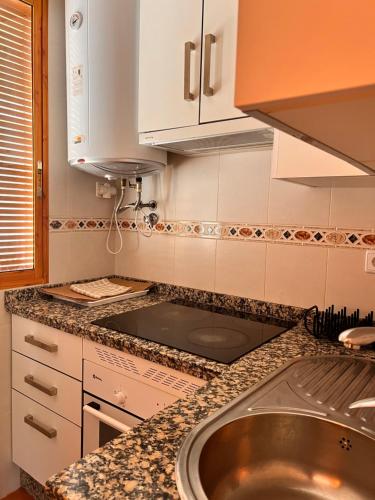 una cucina con lavandino e piano di lavoro di APARTAMENTO LA MURALLA 2 a Cordoba