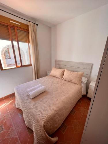 una camera da letto con un letto con un cuscino sopra di APARTAMENTO LA MURALLA 2 a Cordoba